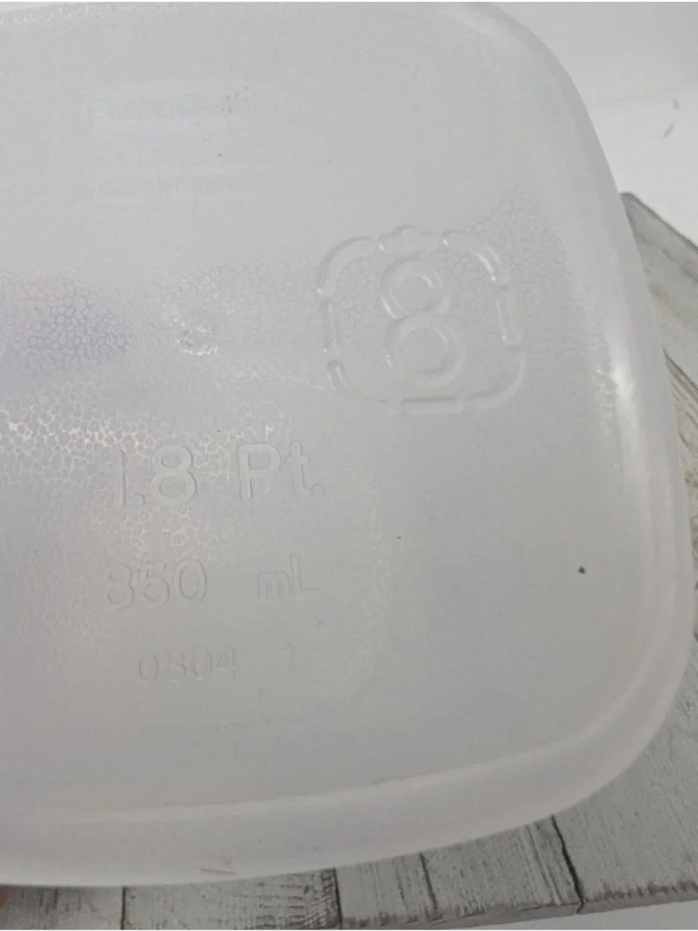Rubbermaid 1.8 pt Servin Saver #8 Sheer Square Canister Storage White Lid - B